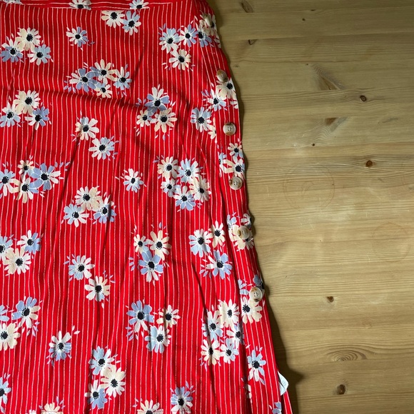 🌸 A-Line Floral Button Skirt 🌸 - Picture 5 of 9